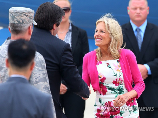 2015년 7월18일 평택 미군 오산공군기지를 통해 한국을 찾은 조 바이든(당시 부통령) 미국 대통령의 부인 질 바이든 여사. 연합뉴스